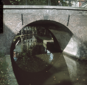 119180 Gezicht op de Paulusbrug over de Nieuwegracht te Utrecht, uit het zuiden.